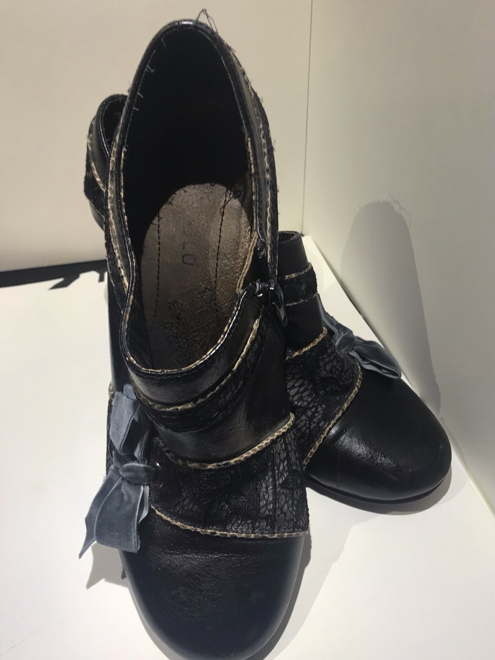 Versailles meets modern day. Women's Bow Accent Leather Shoes